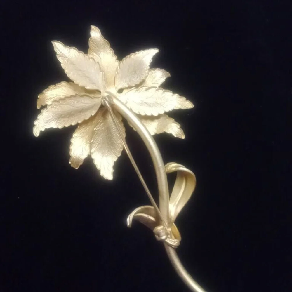 Beautiful vintage flower Brooch